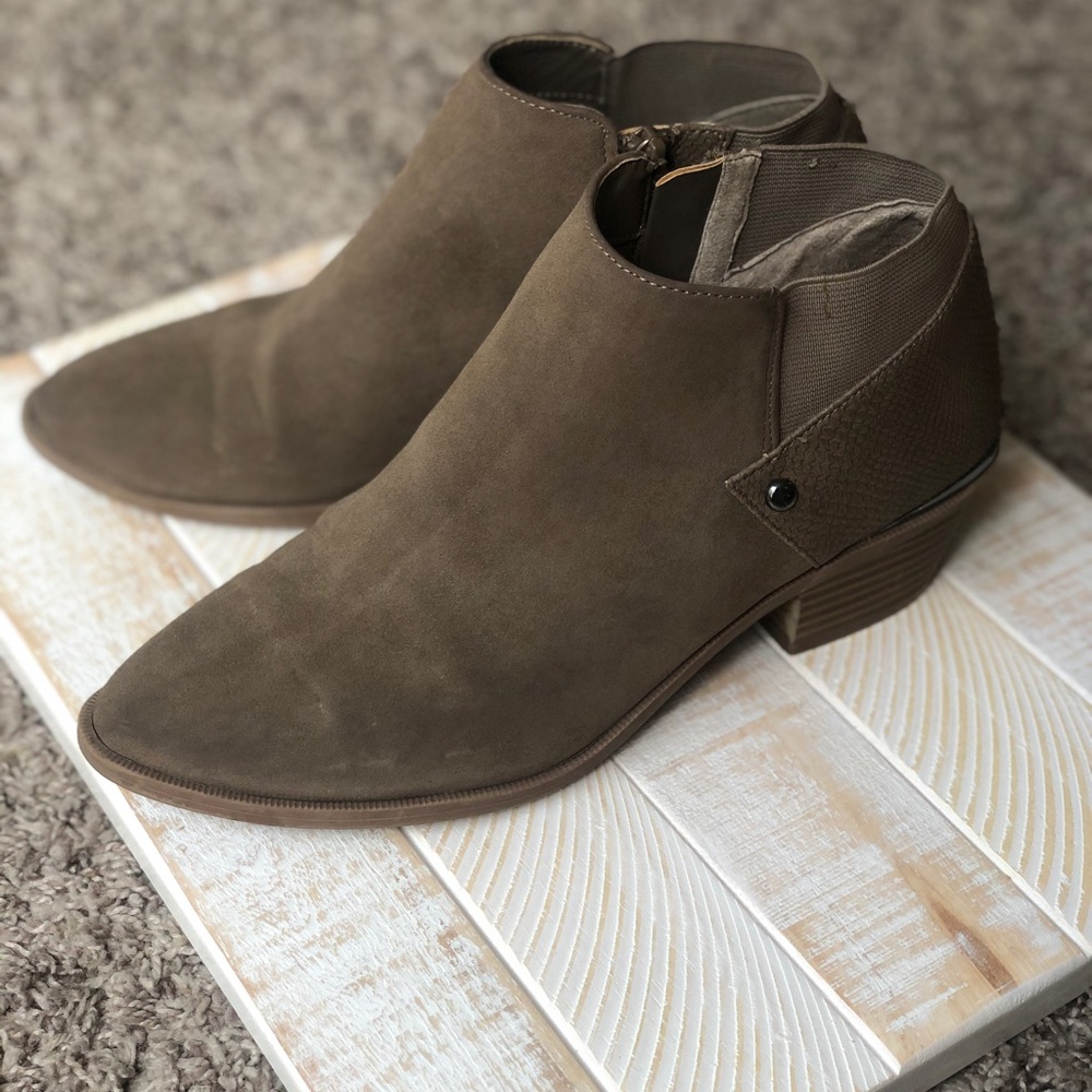 Vera wang booties